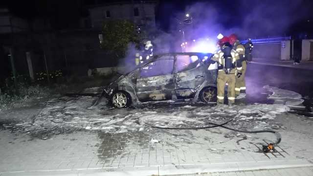 W Pieszycach spłonął mercedes