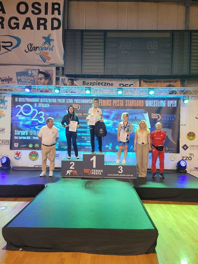 Młodziczki JUNIORA Dzierżoniów z medalami Mistrzostw Polski Szkół Podstawowych w zapasach
