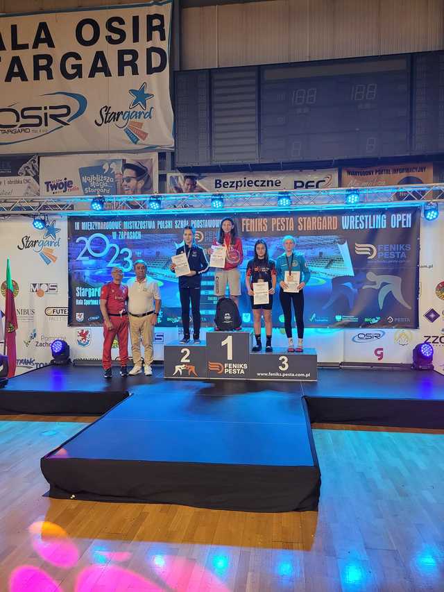 Młodziczki JUNIORA Dzierżoniów z medalami Mistrzostw Polski Szkół Podstawowych w zapasach