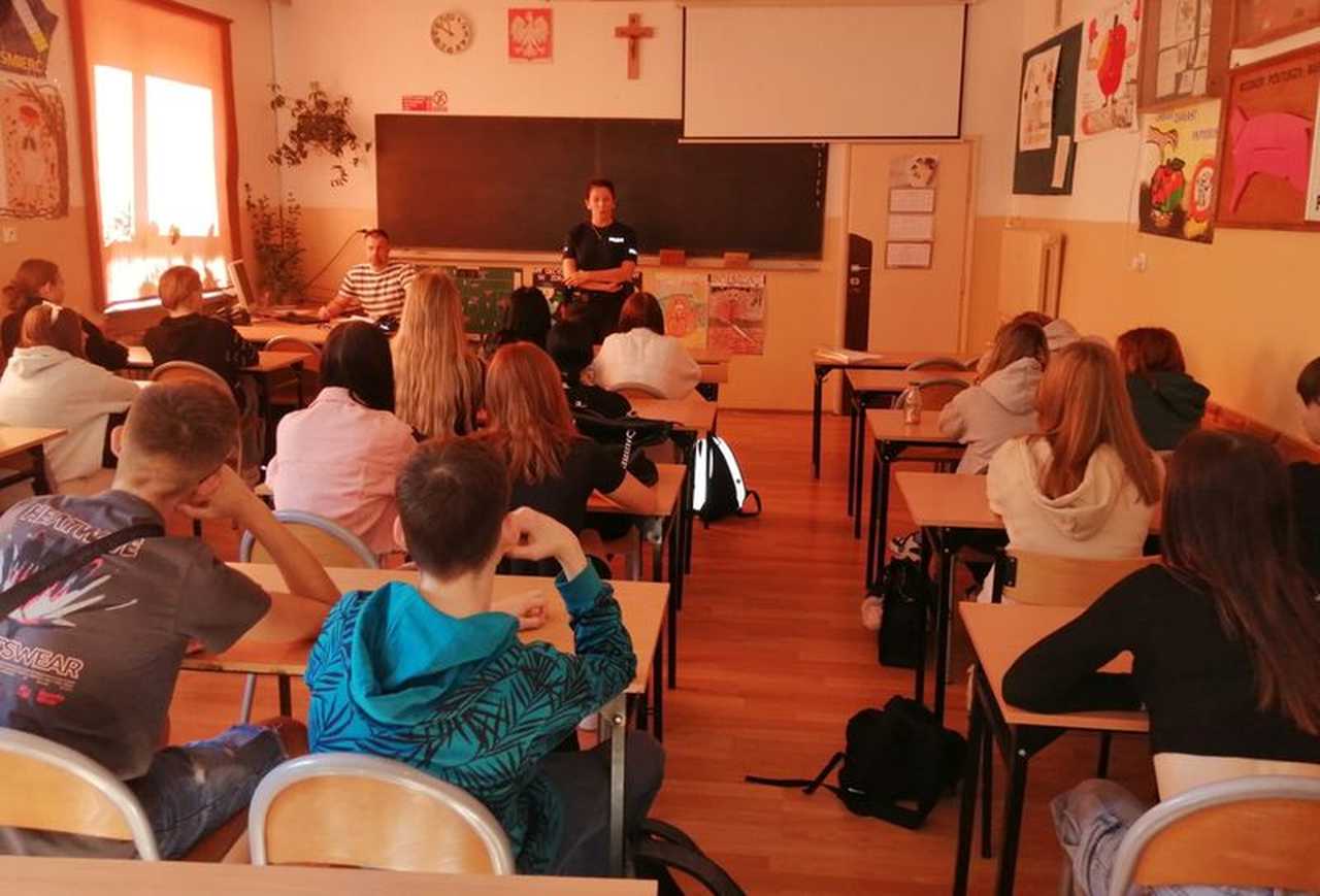 Policjantka odwiedziła kolejną szkołę średnią powiatu dzierżoniowskiego