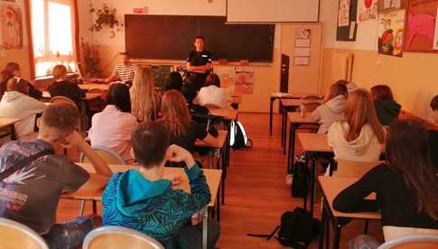 Policjantka odwiedziła kolejną szkołę średnią powiatu dzierżoniowskiego