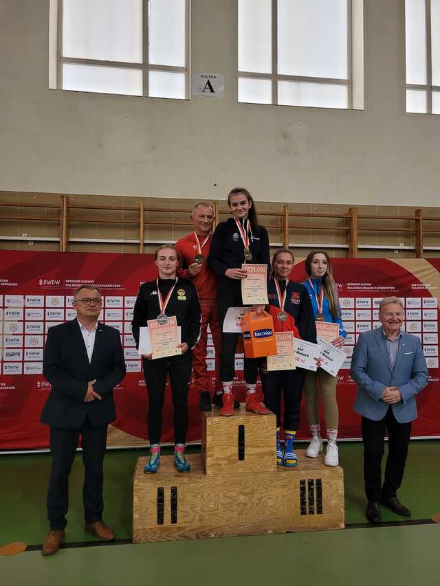 Dwa medale zawodniczek Juniora Dzierżoniów w Młodzieżowych Mistrzostwach Polski w zapasach
