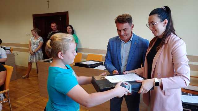 Gmina Łagiewniki: laptopy dla uczniów IV klas szkoły podstawowej