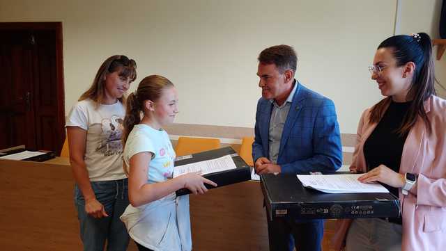 Gmina Łagiewniki: laptopy dla uczniów IV klas szkoły podstawowej