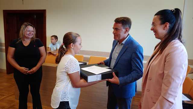 Gmina Łagiewniki: laptopy dla uczniów IV klas szkoły podstawowej