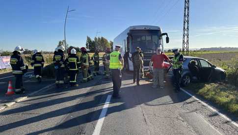 Zderzenie autobusu z mazdą na trasie Dzierżoniów - Pieszyce