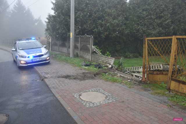Mazdą wjechał w ogrodzenie w Piławie Dolnej