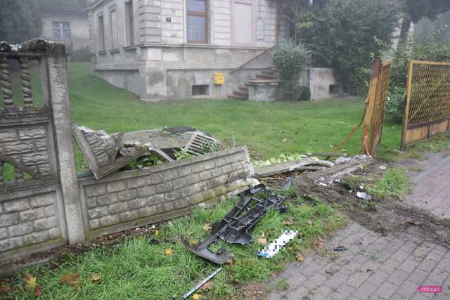 Mazdą wjechał w ogrodzenie w Piławie Dolnej