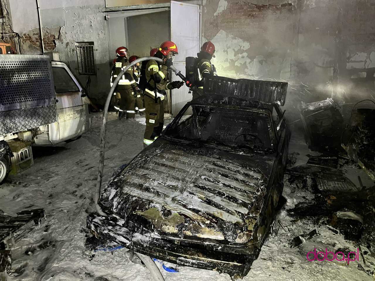 Pożar kilku samochodów w Dzierżoniowie