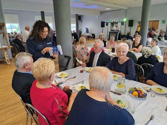 Asystent Wydziału Prewencji spotkał się z seniorami