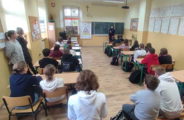 Funkcjonariusze odwiedzili dzieci z tuszyńskiej podstawówki