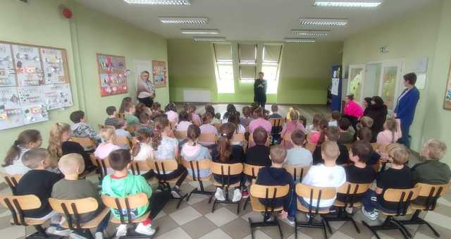 Funkcjonariusze odwiedzili dzieci z tuszyńskiej podstawówki