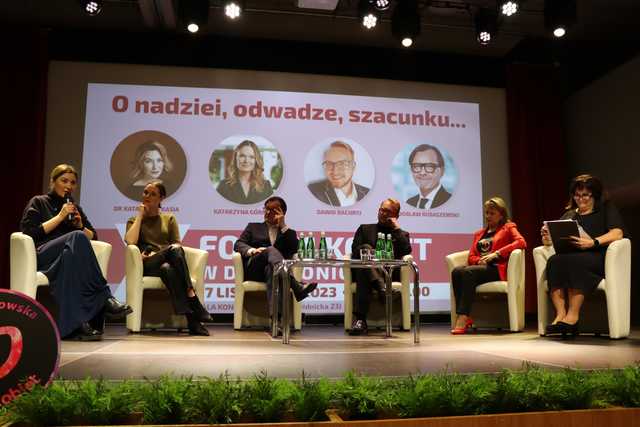 Forum Kobiet w Dzierżoniowie. Czym dziś jest szacunek, odwaga? Jak nie tracić nadziei?