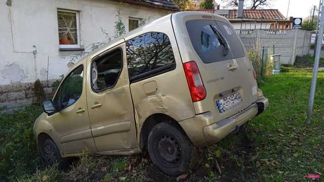 Citroenem wjechał w ogrodzenie
