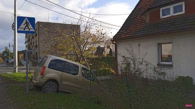 Citroenem wjechał w ogrodzenie