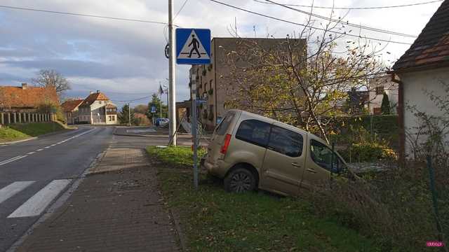 Citroenem wjechał w ogrodzenie