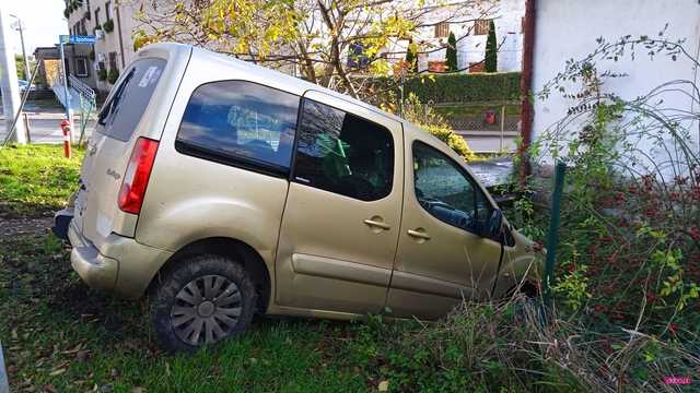 Citroenem wjechał w ogrodzenie
