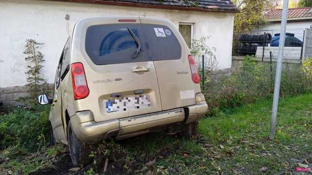 Citroenem wjechał w ogrodzenie