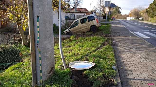 Citroenem wjechał w ogrodzenie