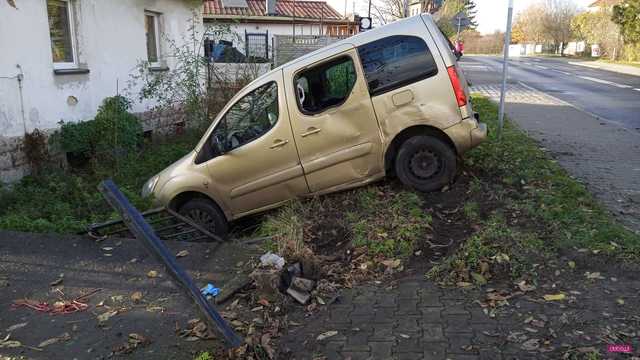 Citroenem wjechał w ogrodzenie