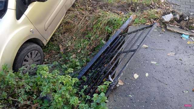Citroenem wjechał w ogrodzenie
