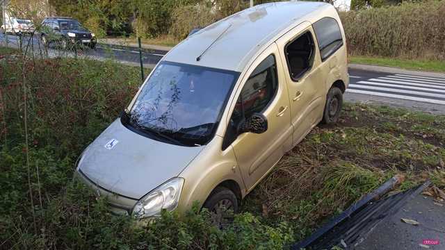 Citroenem wjechał w ogrodzenie