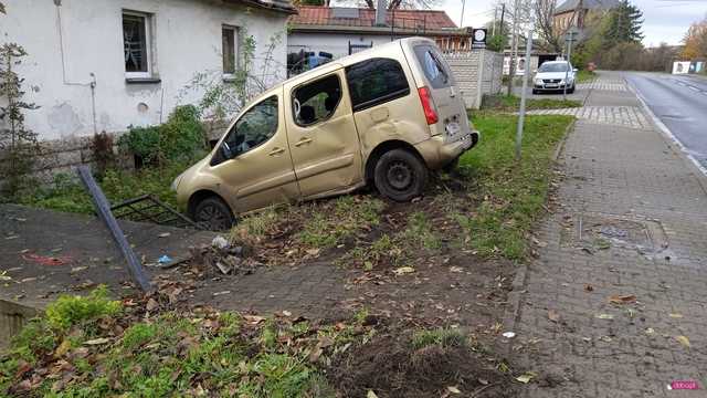 Citroenem wjechał w ogrodzenie