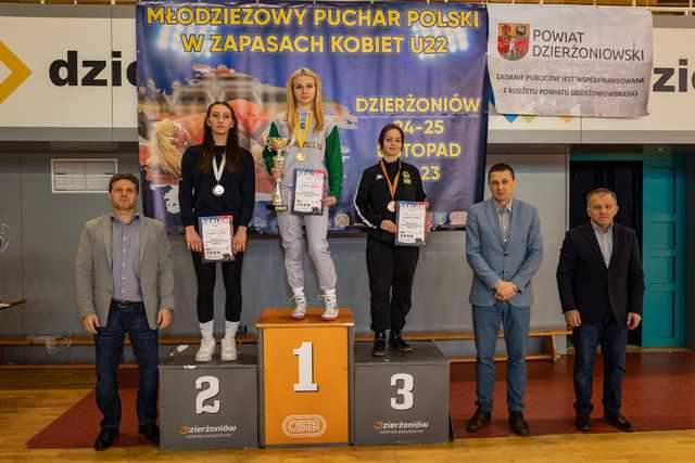 Zawodniczki JUNIORA Dzierżoniów najlepsze w Pucharze Polski w zapasach