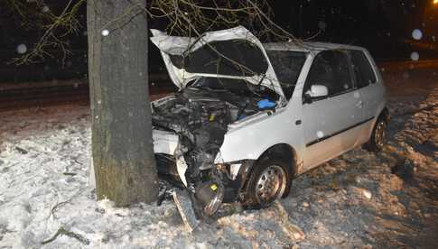 Volkswagenem wpadła w poślizg i uderzyła w drzewo
