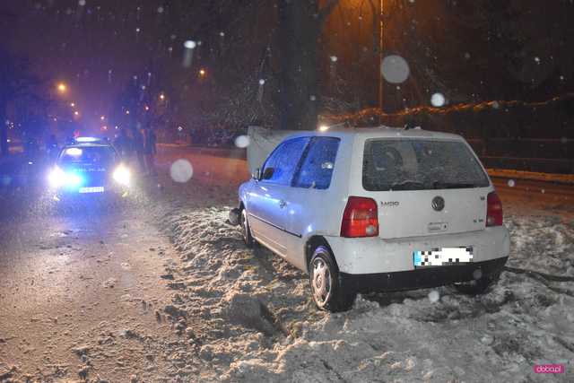 Volkswagenem wpadła w poślizg i uderzyła w drzewo