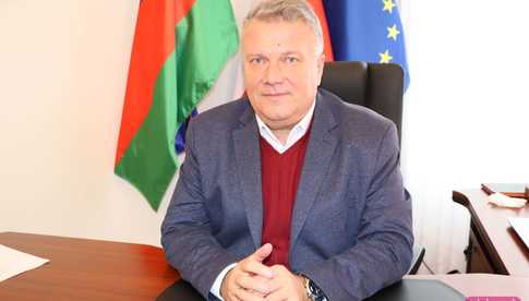 Przez ostatnie lata niszczono samorządy. Rozmowa z burmistrzem Dzierżoniowa Dariuszem Kucharskim