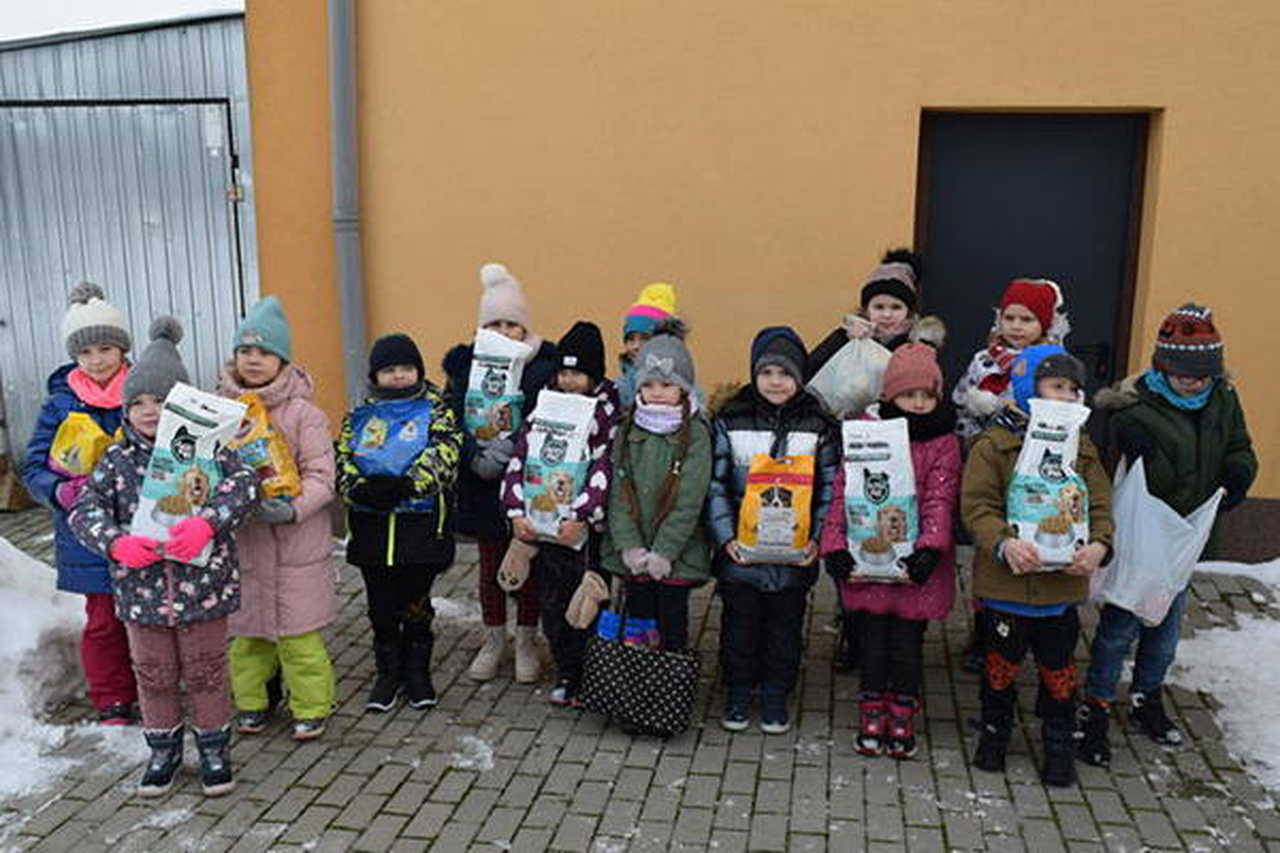 Uczniowie z Tuszyna i Ostroszowic w schronisku Azyl