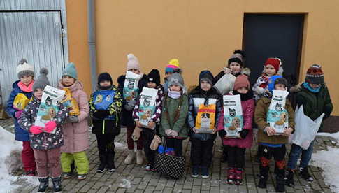 Uczniowie z Tuszyna i Ostroszowic w schronisku Azyl