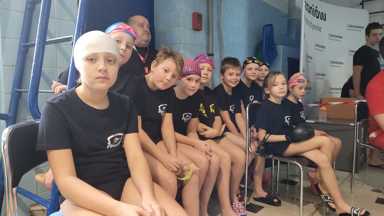 MKS 9: pływacy na zawodach w Dzierżoniowie