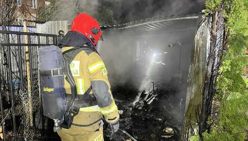 Pożar garażu i samochodu w Bielawie