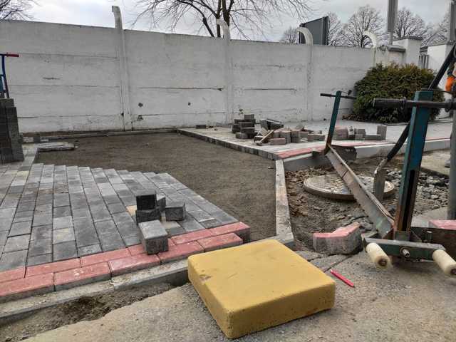 Pieszyce: w ciągu ul. 1 Maja i ul. Hermana trwa remont chodnika