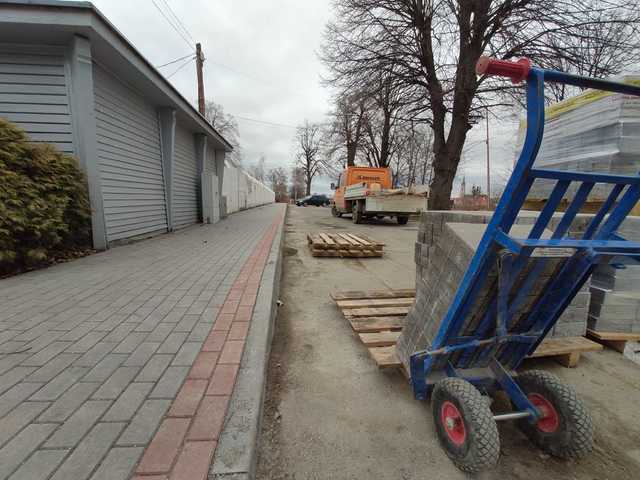Pieszyce: w ciągu ul. 1 Maja i ul. Hermana trwa remont chodnika