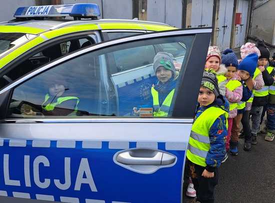 Kolejna grupa przedszkolaczków z wizytą u dzierżoniowskich policjantów
