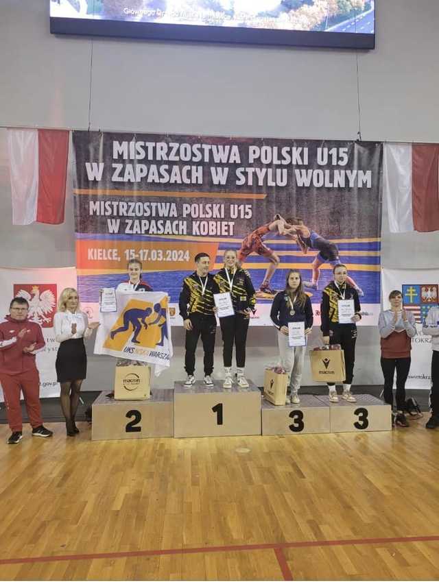 Trzy brązowe medale młodziczek Juniora Dzierżoniów w mistrzostwach Polski w zapasach