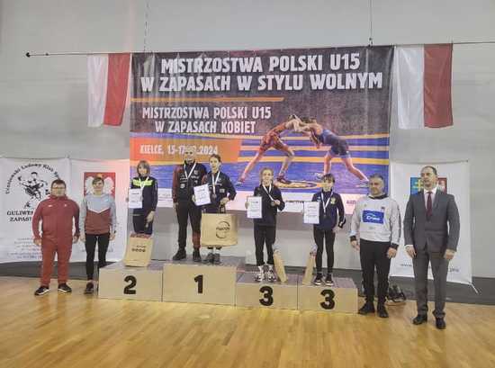 Trzy brązowe medale młodziczek Juniora Dzierżoniów w mistrzostwach Polski w zapasach