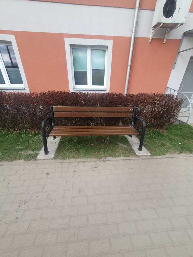 Nowe ławki w Pieszycach