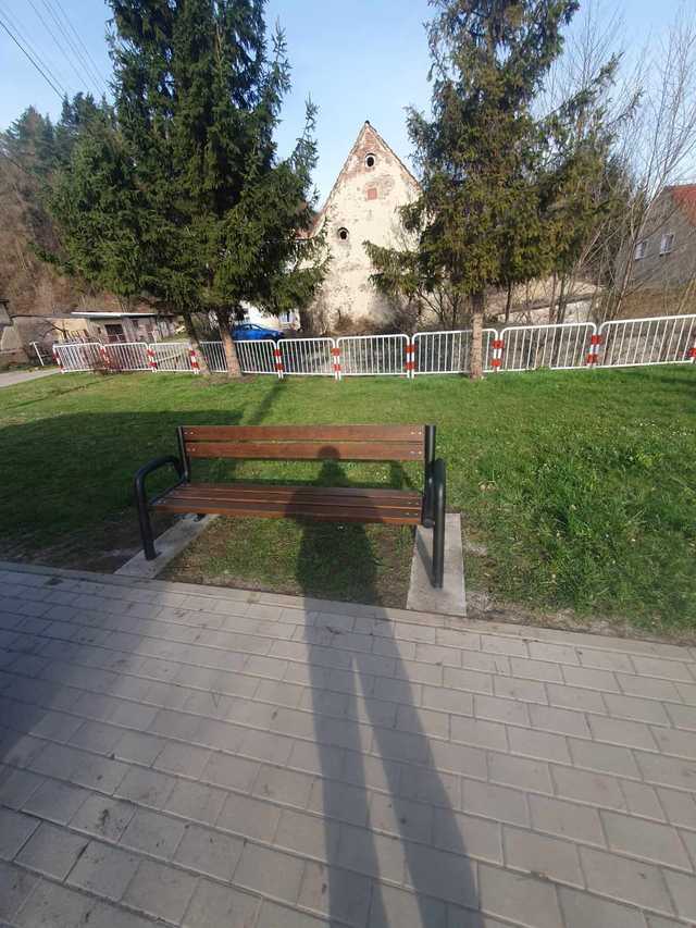 Nowe ławki w Pieszycach