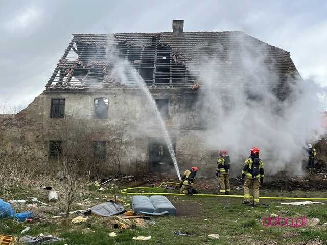 Duży pożar pustostanu w Pieszycach 