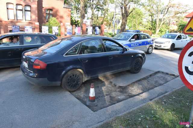 Wycięli asfalt i zostawili dziury w drodze