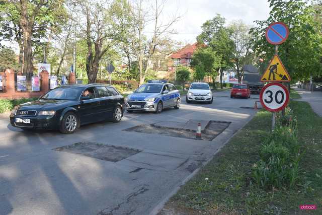 Wycięli asfalt i zostawili dziury w drodze