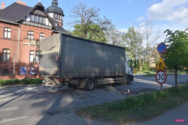 Wycięli asfalt i zostawili dziury w drodze