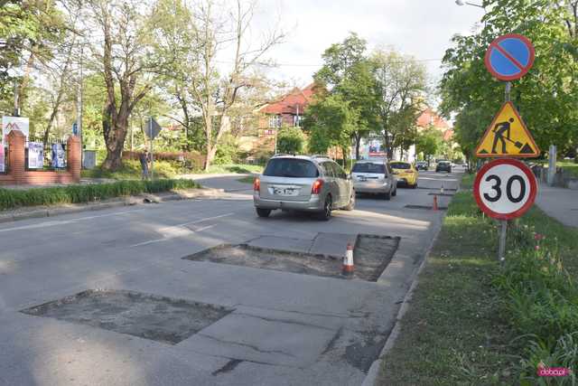 Wycięli asfalt i zostawili dziury w drodze