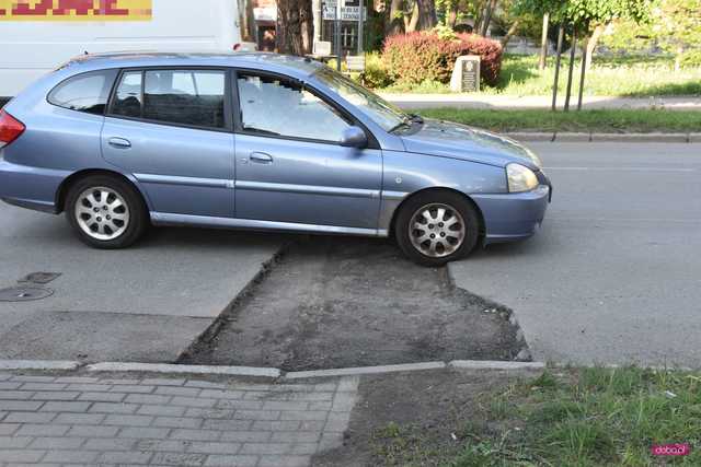 Wycięli asfalt i zostawili dziury w drodze