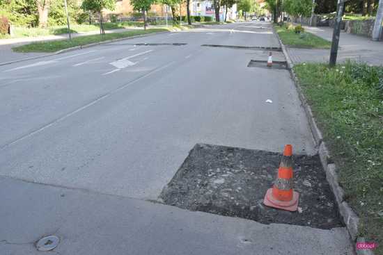 Wycięli asfalt i zostawili dziury w drodze