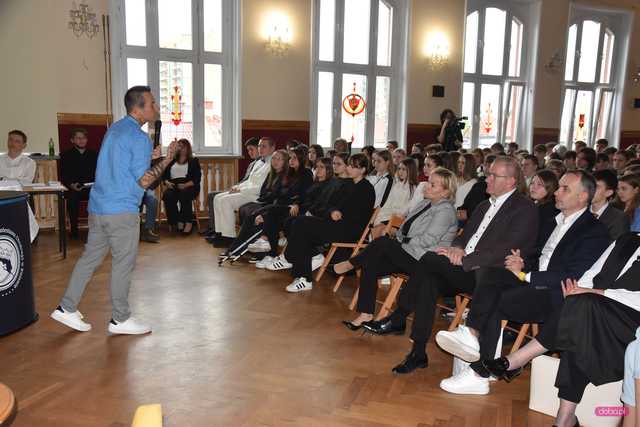 Debata z posłami w LO w Bielawie